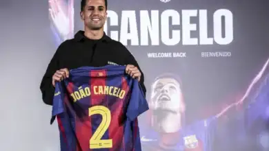 مشهد عائبي لابنة جواو كانسيلو مع نجوم برشلونة يذيب القلوب في كلاسيكو الأرض