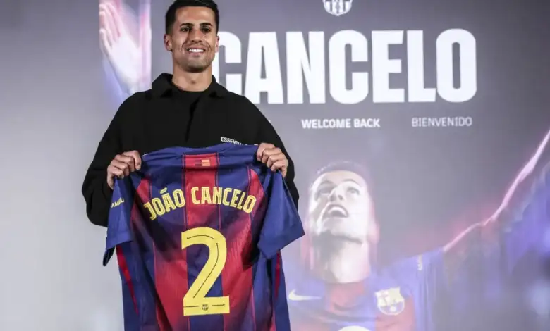 مشهد عائبي لابنة جواو كانسيلو مع نجوم برشلونة يذيب القلوب في كلاسيكو الأرض